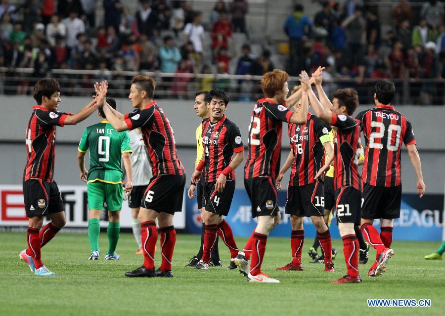  Players of South Korea's FC Seoul celebrate after winning their AFC Champions League eighth-final match against China's Beijing Guoan at the Seoul World Cup Stadium, in Seoul, South Korea, May 21, 2013. FC Seoul won 3-1. (Xinhua/Park Jin Hee) 
