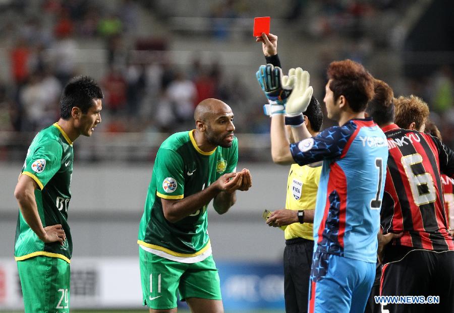  Frederic Oumar Kanoute (2nd L) of China's Beijing Guoan is given a red card during the AFC Champions League eighth-final match against South Korea's FC Seoul at the Seoul World Cup Stadium, in Seoul, South Korea, May 21, 2013. FC Seoul won 3-1. (Xinhua/Park Jin Hee) 