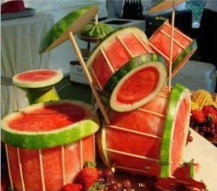 Watermelons are carved in various shapes. (Source: sznews.com)