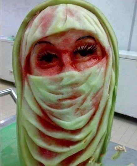 Watermelons are carved in various shapes. (Source: sznews.com)