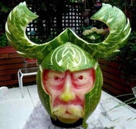 Watermelons are carved in various shapes. (Source: sznews.com)