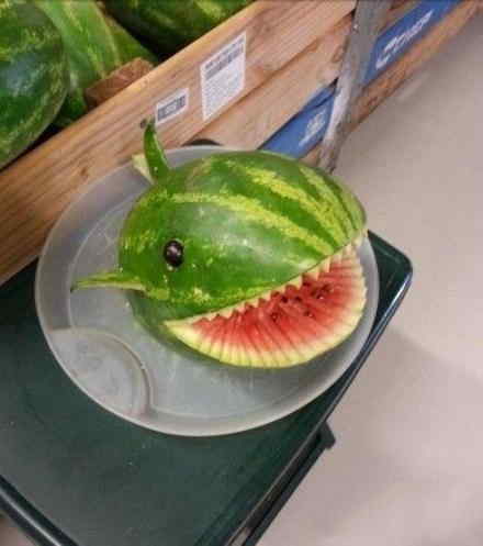 Watermelons are carved in various shapes. (Source: sznews.com)