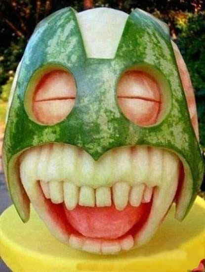 Watermelons are carved in various shapes. (Source: sznews.com)