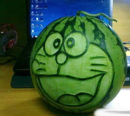 Watermelons are carved in various shapes. (Source: sznews.com)