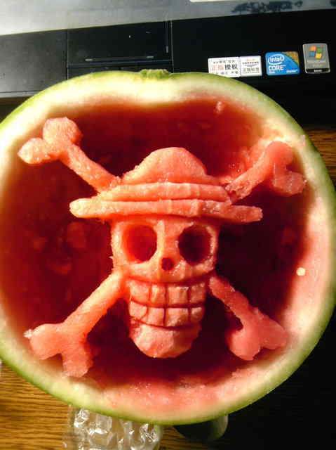 Watermelons are carved in various shapes. (Source: sznews.com)