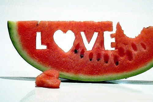 Watermelons are carved in various shapes. (Source: sznews.com)