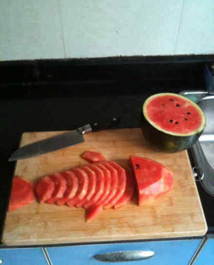 Watermelons are carved in various shapes. (Source: sznews.com)