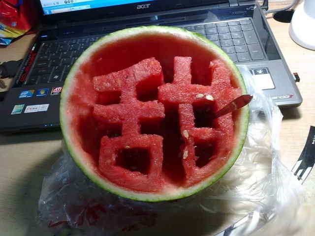 Watermelons are carved in various shapes. (Source: sznews.com)