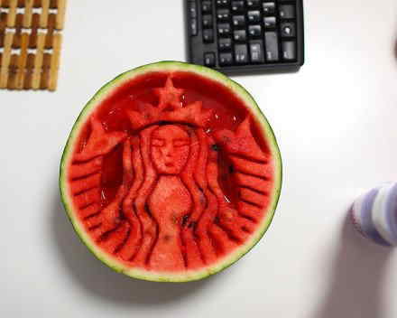 Watermelons are carved in various shapes. (Source: sznews.com)