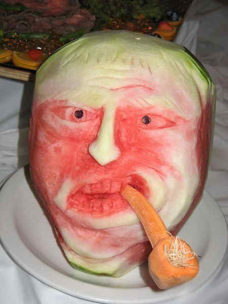 Watermelons are carved in various shapes. (Source: sznews.com)