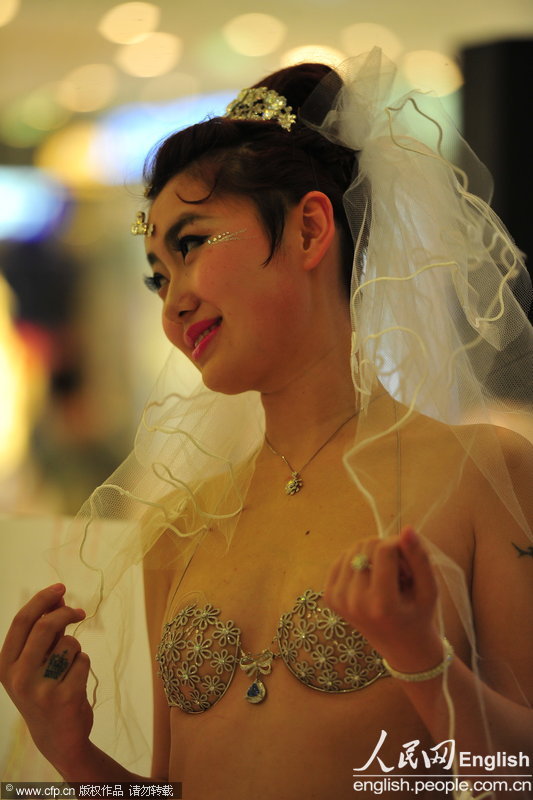 A model poses in a 10 million-yuan bra in Shenyang, Liaoning province on May 21, 2013. The bra was created by 10 French designers, with 2,500 diamonds and 18k gold. [Photo / CFP] 