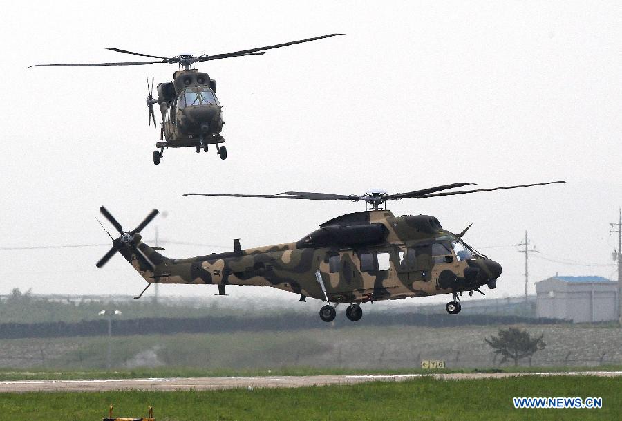 Photo taken on May 20, 2013 shows the South Korea Utility Helicopter (KUH) 'Surion' demonstration flight of maneuver and performance on a media day in Nonsan city, Choongcheongnamdo province of South Korea. (Xinhua/Park Jin hee)