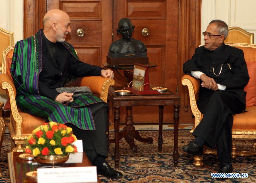 Indian President Pranab Mukherjee (R) meets with Afghan President Hamid Karzai at Indian Presidential Palace in New Delhi, India, May 21, 2013. (Xinhua) 