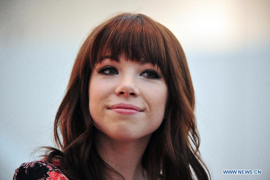 Canadian singer Carly Rae Jepsen attends a press conference for the Social Star Awards in Singapore's Marina Bay Sands Theatre, on May 22, 2013. The inaugural Social Star Awards ceremony will be held Thursday in Singapore and the Singapore Social Concerts will be held in Singapore on May 24 and May 25. (Xinhua/Then Chih Wey) 