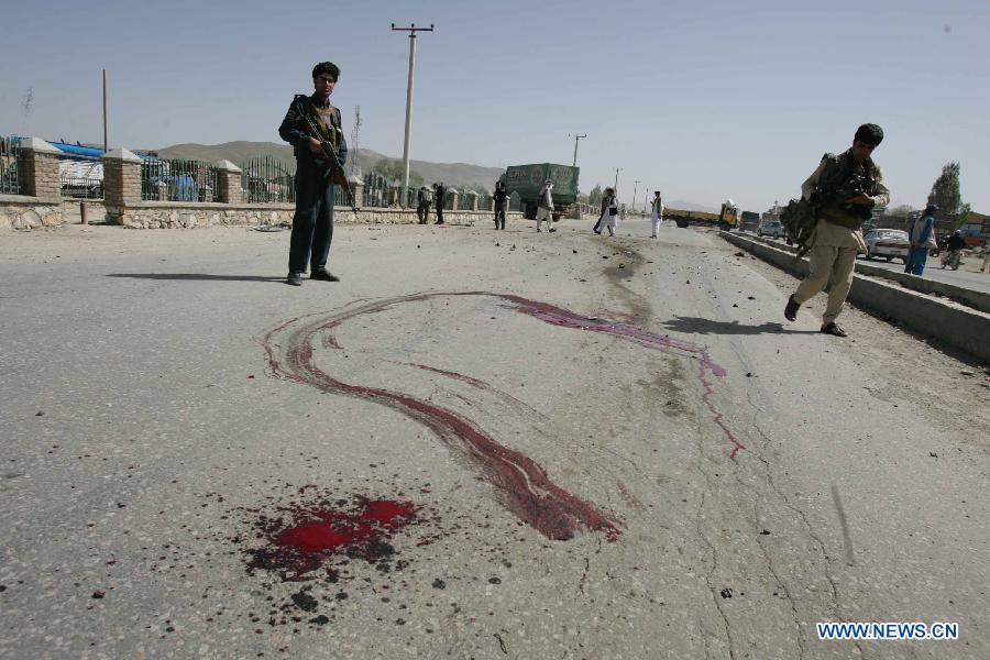 Afghan policemen inspect the site of blast in Ghazni province in eastern of Afghanistan, on May 22, 2013. One Afghan civilian was killed and five others were wounded Wednesday morning when an improvised bomb went off in Ghazni city, local police said. (Xinhua/Adeb)