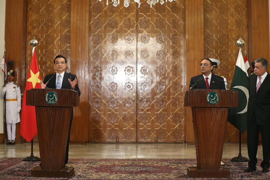 Chinese Premier Li Keqiang (L) and Pakistani President Asif Ali Zardari meet the press in Islamabad, Pakistan, May 22, 2013. (Xinhua/Pang Xinglei)