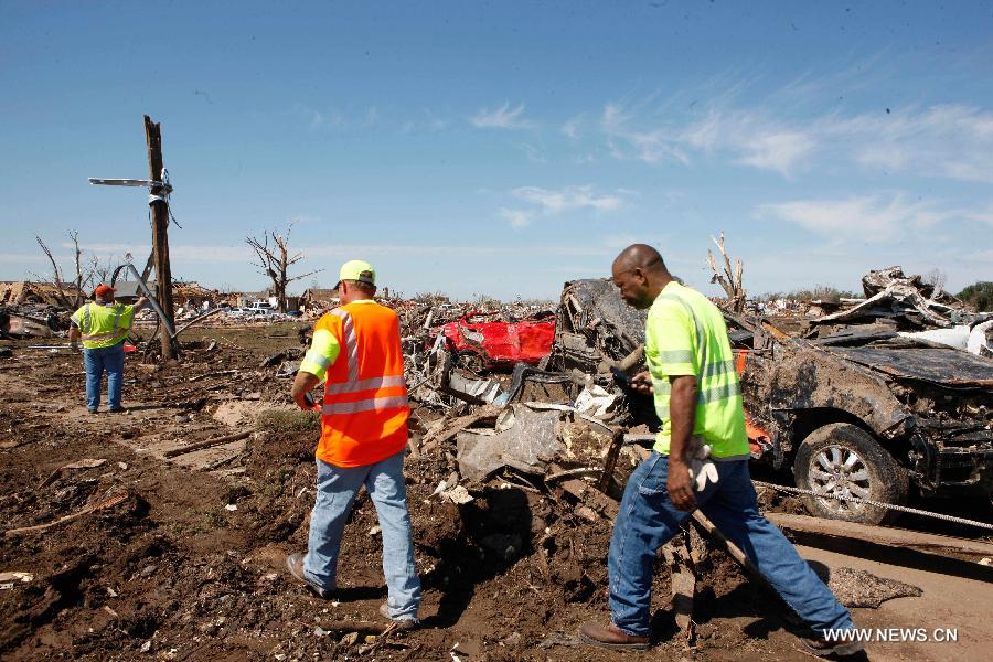 Rescuers work in a tornado-destroyed neighborhood in Moore, Oklahoma, the United States, May 22, 2013. Twenty-four people were killed and 237 others injured when a massive tornado blasted the southern suburbs of Oklahoma City on Monday. (Xinhua/Song Qiong) 