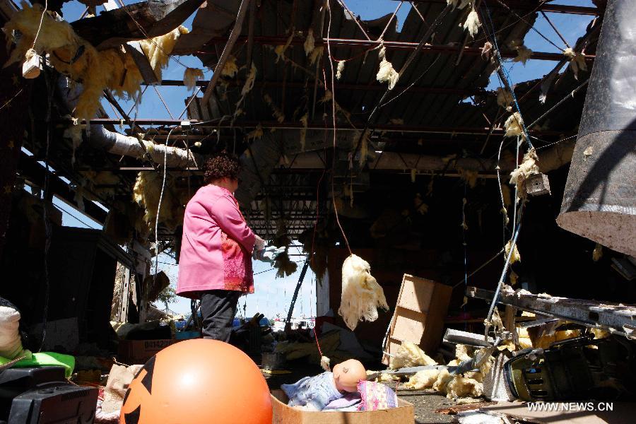 Mrs. Lawrence cleans up a tornado-destroyed preschool in Moore, Oklahoma, the United States, May 22, 2013. Twenty-four people were killed and 237 others injured when a massive tornado blasted the southern suburbs of Oklahoma City on Monday. (Xinhua/Song Qiong) 