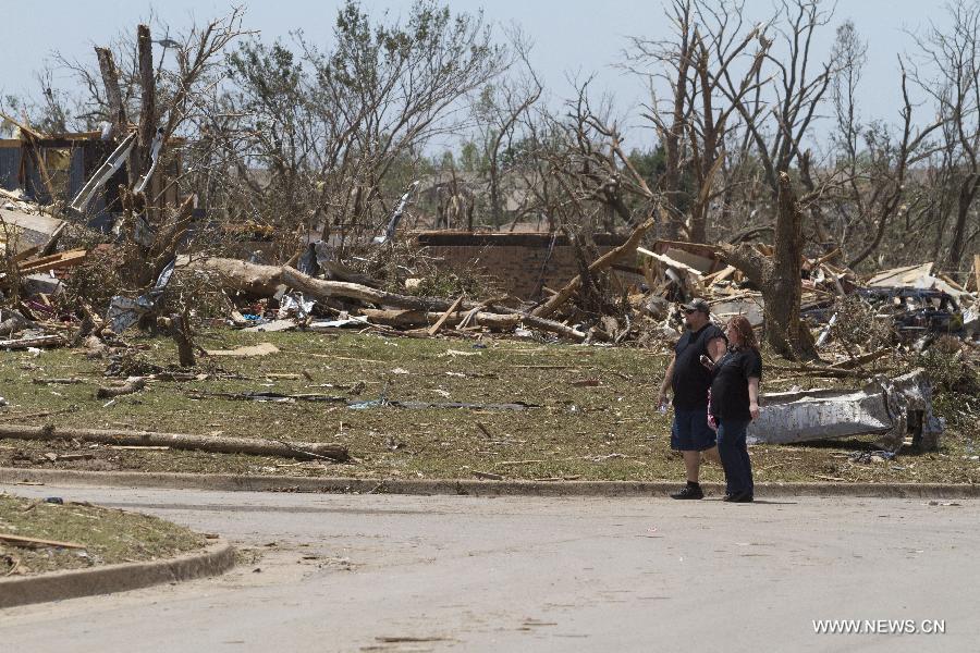 People do cleaning-up work in a tornado-destroyed neighborhood in Moore, Oklahoma, the United States, May 22, 2013. Twenty-four people were killed and 237 others injured when a massive tornado blasted the southern suburbs of Oklahoma City on Monday, state officials said Tuesday. (Xinhua/Marcus DiPaola) 