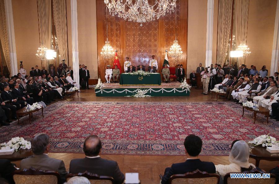 Chinese Premier Li Keqiang, Pakistani President Asif Ali Zardari and Parkistani interim Prime Minister Mir Hazar Khan Khoso attend a medal conferring ceremony in Islamabad, Pakistan, May 22, 2013. (Xinhua/Pang Xinglei) 