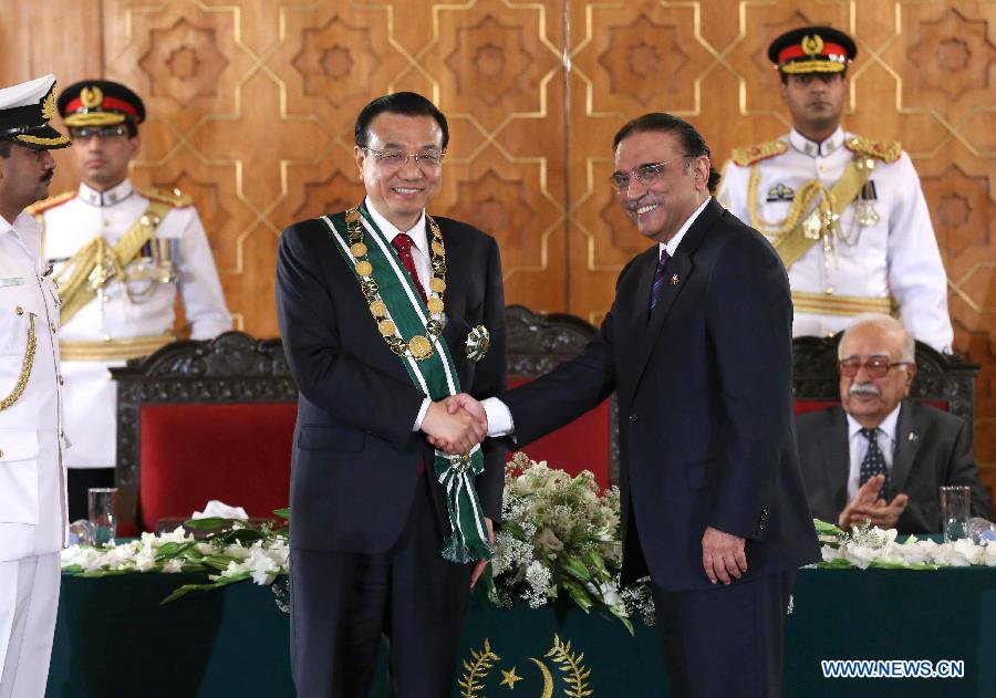 Chinese Premier Li Keqiang (L) and Pakistani President Asif Ali Zardari shake hands during a medal conferring ceremony in Islamabad, Pakistan, May 22, 2013. (Xinhua/Pang Xinglei) 