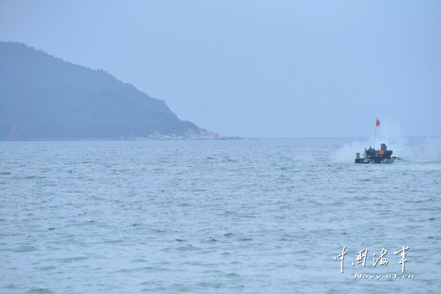 The photo shows that a new-type amphibious assault vehicle is launching missile while floating on sea. (Chinamil.com.cn)