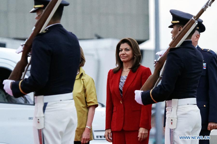 Costa Rica's President Laura Chinchilla (C) arrives at the Alfonso Bonilla Aragon Inernational Airport in the city of Cali, Colombia, on May 22, 2013. Laura Chinchilla arrived in Cali to attend the VII Pacific Alliance Summit. (Xinhua/Jhon Paz) 