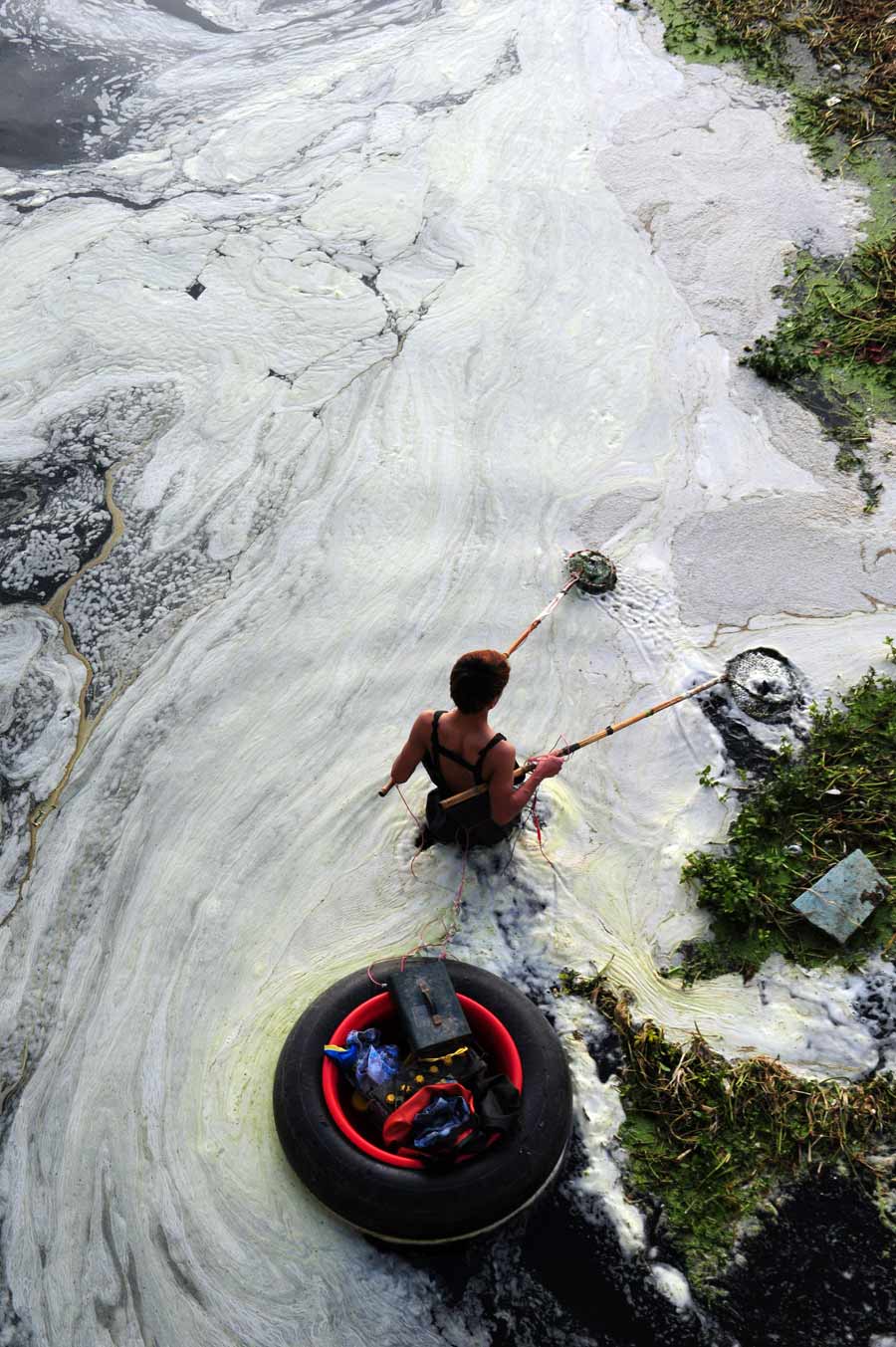 A man fishes in Bahe River in Xi’an, May 21, 2013. (Xinhua/Ding Haitao)