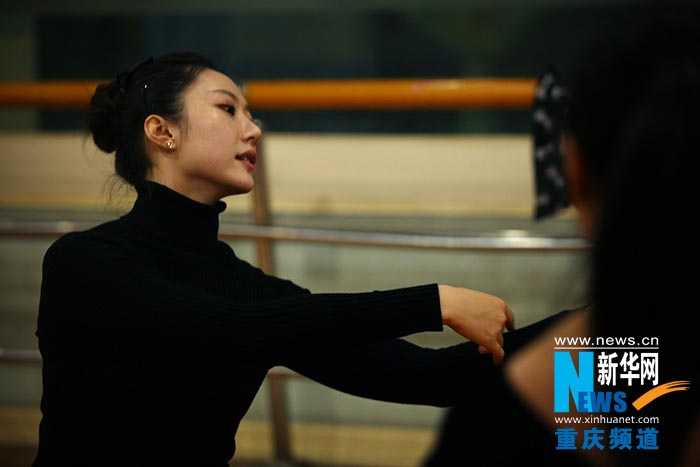 Private dancing trainer Wang Yinxue teaches her student in class in Chongqing. (Photo/Xinhua)