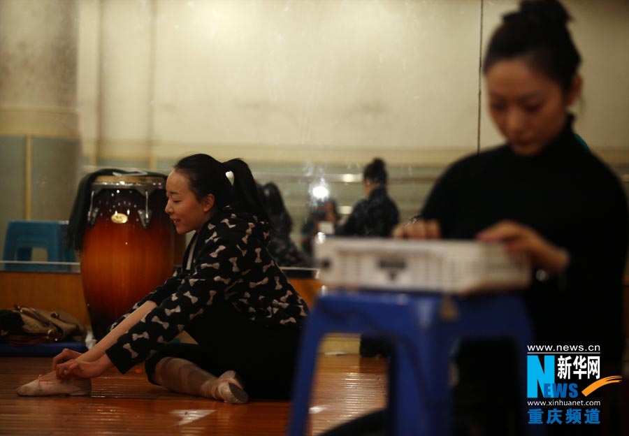 Private dancing trainer Wang Yinxue teaches her student in class in Chongqing. (Photo/Xinhua)