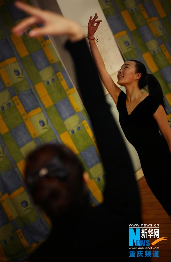 Private dancing trainer Wang Yinxue teaches her student in class in Chongqing. (Photo/Xinhua)