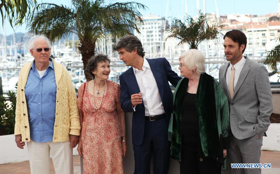 (From L to R) US actor Bruce Dern, actress Angela McEwan, director Alexander Payne, actress June Squibb and actor Will Forte pose during a photocall for the film "Nebraska" presented in Competition at the 66th edition of the Cannes Film Festival in Cannes, France, May 23, 2013. (Xinhua/Gao Jing) 