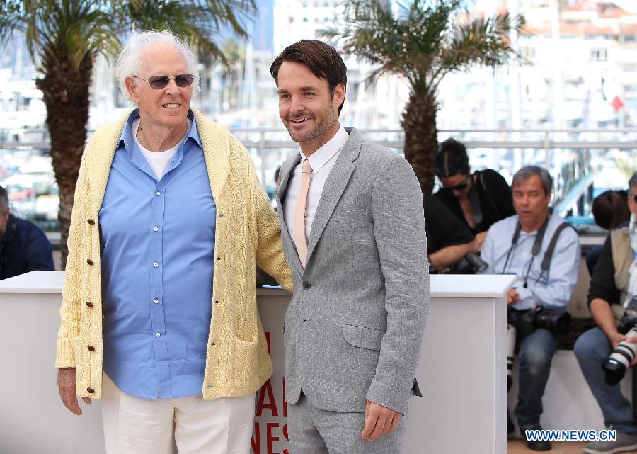 US actors Bruce Dern (L) and Will Forte pose during a photocall for the film "Nebraska" presented in Competition at the 66th edition of the Cannes Film Festival in Cannes, France, May 23, 2013. (Xinhua/Gao Jing) 