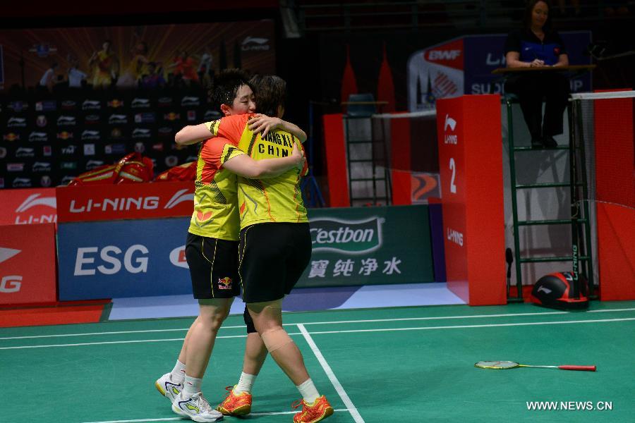 China's Yu Yang (L) hugs with Wang Xiaoli after winning the women's doubles badminton match against Indonesia's Natsir Liliyana and Maheswari Nitya Krishinda at the quarterfinals of the Sudirman Cup World Team Badminton Championships in Kuala Lumpur, Malaysia, on May 23, 2013. China won 3-2 to enter the semifinals. (Xinhua/Chong Voon Chung)