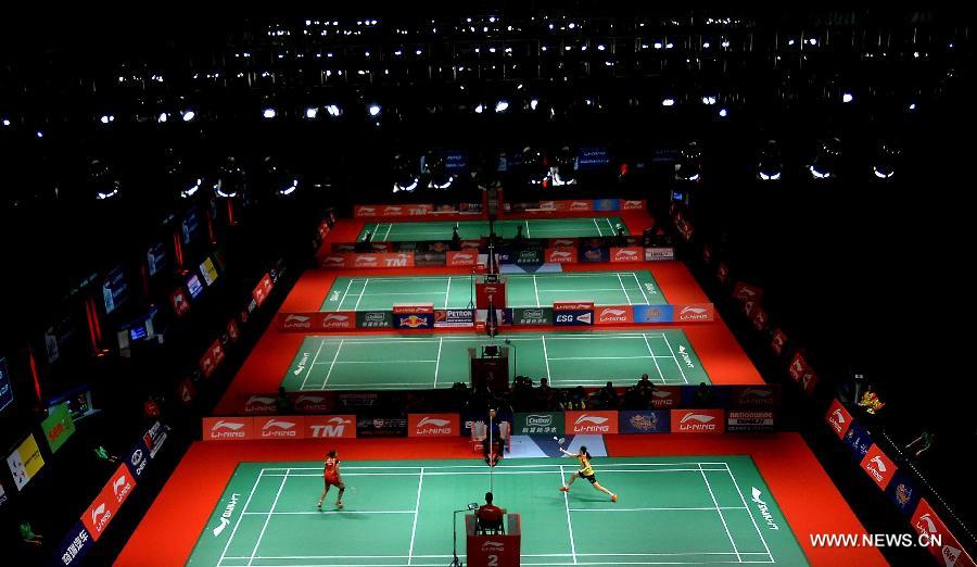 China's Li Xuerui (below R) returns the shuttlecock during the women's singles badminton match against Indonesia's Fanetri Lindaweni at the quarterfinals of the Sudirman Cup World Team Badminton Championships in Kuala Lumpur, Malaysia, on May 23, 2013. China won 3-2 to enter the semifinals. (Xinhua/Chen Xiaowei)