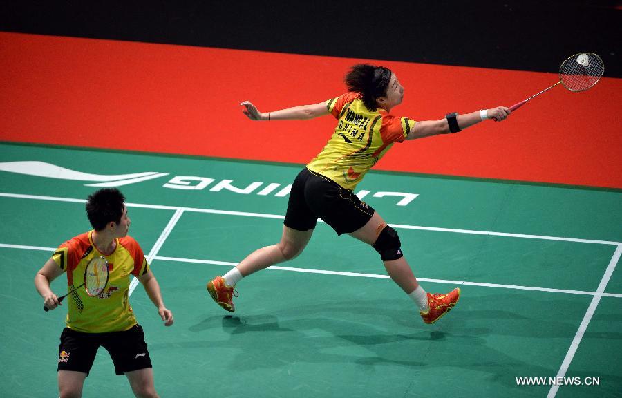 China's Yu Yang (L) and Wang Xiaoli return the shuttlecock during the women's doubles badminton match against Indonesia's Natsir Liliyana and Maheswari Nitya Krishinda at the quarterfinals of the Sudirman Cup World Team Badminton Championships in Kuala Lumpur, Malaysia, on May 23, 2013. China won 3-2 to enter the semifinals. (Xinhua/Chen Xiaowei)