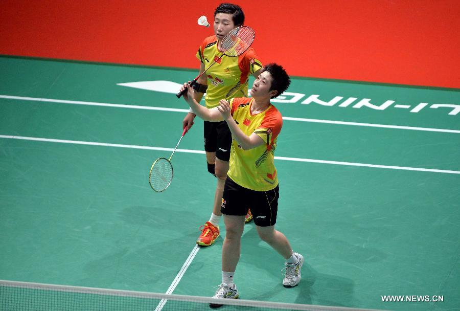 China's Yu Yang (R) and Wang Xiaoli compete during the women's doubles badminton match against Indonesia's Natsir Liliyana and Maheswari Nitya Krishinda at the quarterfinals of the Sudirman Cup World Team Badminton Championships in Kuala Lumpur, Malaysia, on May 23, 2013. China won 3-2 to enter the semifinals. (Xinhua/Chen Xiaowei)