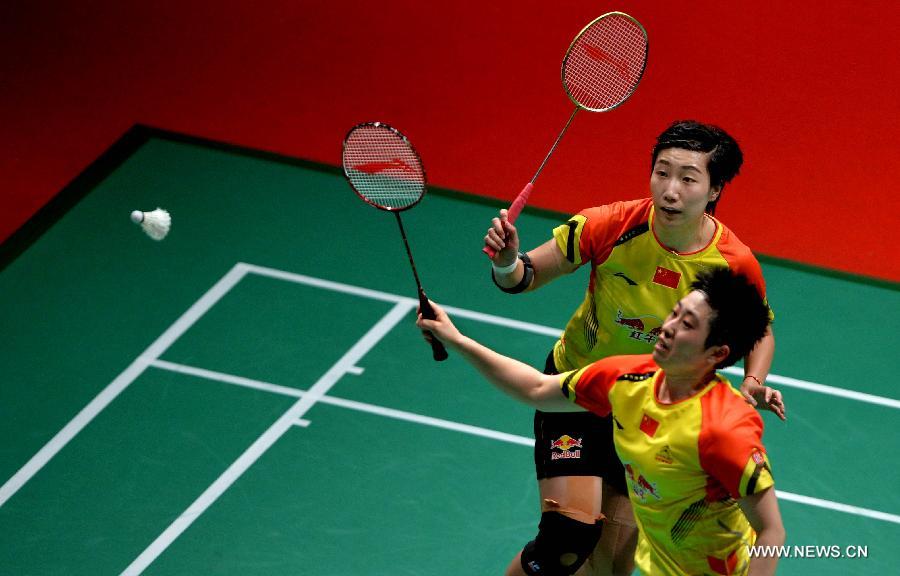 China's Yu Yang (below) and Wang Xiaoli return the shuttlecock during the women's doubles badminton match against Indonesia's Natsir Liliyana and Maheswari Nitya Krishinda at the quarterfinals of the Sudirman Cup World Team Badminton Championships in Kuala Lumpur, Malaysia, on May 23, 2013. China won 3-2 to enter the semifinals. (Xinhua/Chen Xiaowei)