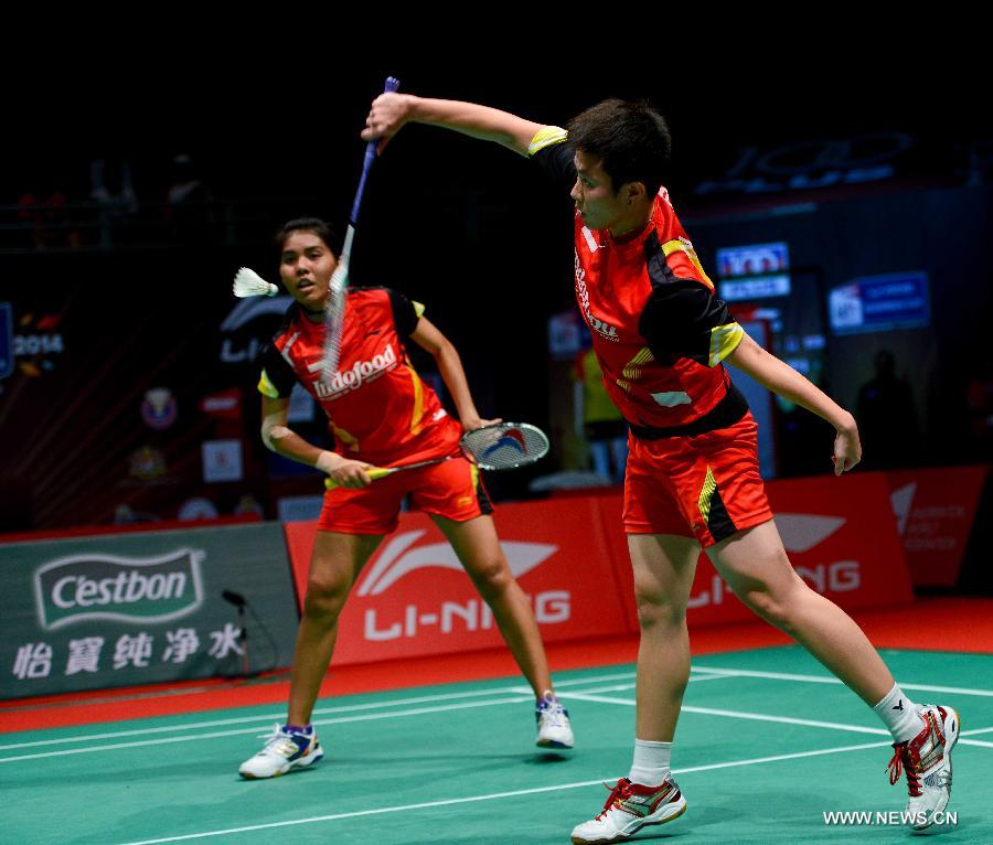 Indonesia's Natsir Liliyana (R) and Maheswari Nitya Krishinda compete during the women's doubles badminton match against China's Yu Yang and Wang Xiaoli at the quarterfinals of the Sudirman Cup World Team Badminton Championships in Kuala Lumpur, Malaysia, on May 23, 2013. Indonesia lost 2-3. (Xinhua/Chong Voon Chung)