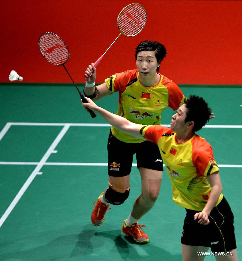 China's Yu Yang (R) and Wang Xiaoli return the shuttlecock during the women's doubles badminton match against Indonesia's Natsir Liliyana and Maheswari Nitya Krishinda at the quarterfinals of the Sudirman Cup World Team Badminton Championships in Kuala Lumpur, Malaysia, on May 23, 2013. China won 3-2 to enter the semifinals. (Xinhua/Chen Xiaowei)