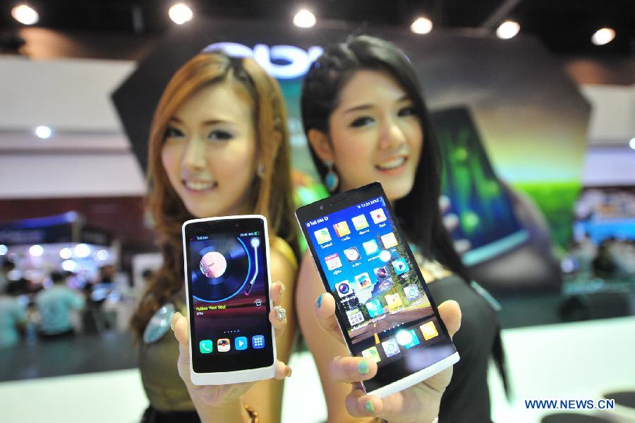 Two models present the Oppo Find Clover (L) and Oppo Find 5 mobile phone at the Thailand Mobile Expo 2013 in Bangkok, capital of Thailand, on May 23, 2013. The show is held at Bangkok International Trade & Exhibition Centre from May 23 to 26. (Xinhua/Rachen Sageamsak) 