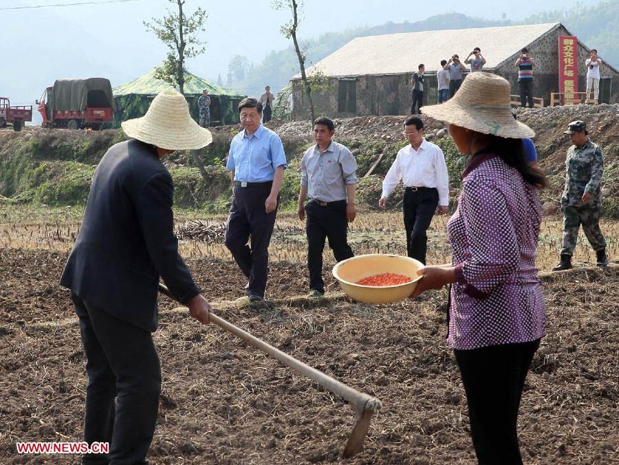 Chinese President Xi Jinping (1st L, back) inspects a corn field in Qinglongchang Village of Lushan County, southwest China's Sichuan Province, May 21, 2013. Xi made an inspection tour to hard-hit Lushan county and visited local residents from May 21 to May 23. A 7.0-magnitude earthquake hit Lushan on April 20, killing at least 196 people. (Xinhua/Lan Hongguang) 
