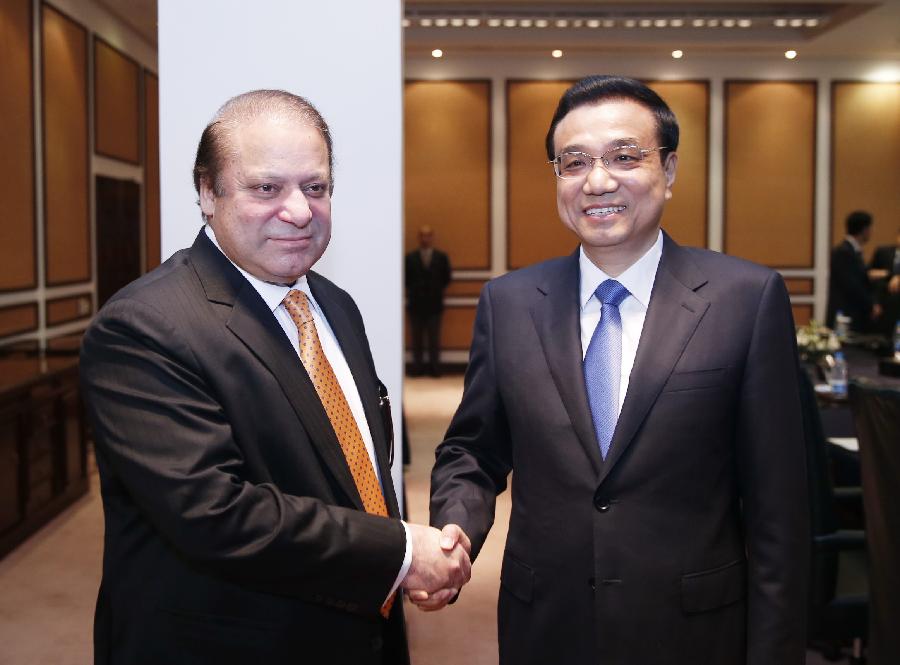 Chinese Premier Li Keqiang (R) meets with Nawaz Sharif, president of Pakistan Muslim League-Nawaz (PML-N), in Islamabad, Pakistan, May 23, 2013. (Xinhua/Ju Peng)