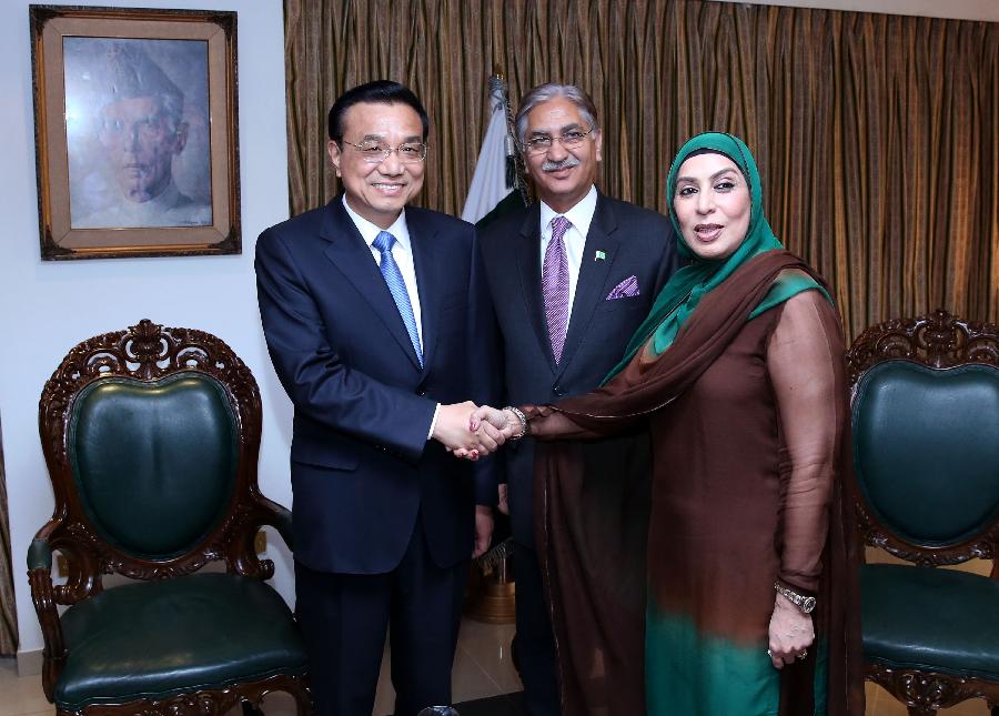 Chinese Premier Li Keqiang (L) meets with Chairman of Pakistan's Senate Nayyar Hussain Bukhari (C) and Speaker of the National Assembly Fahmida Mirza, in Islamabad, Pakistan, May 23, 2013. (Xinhua/Pang Xinglei)