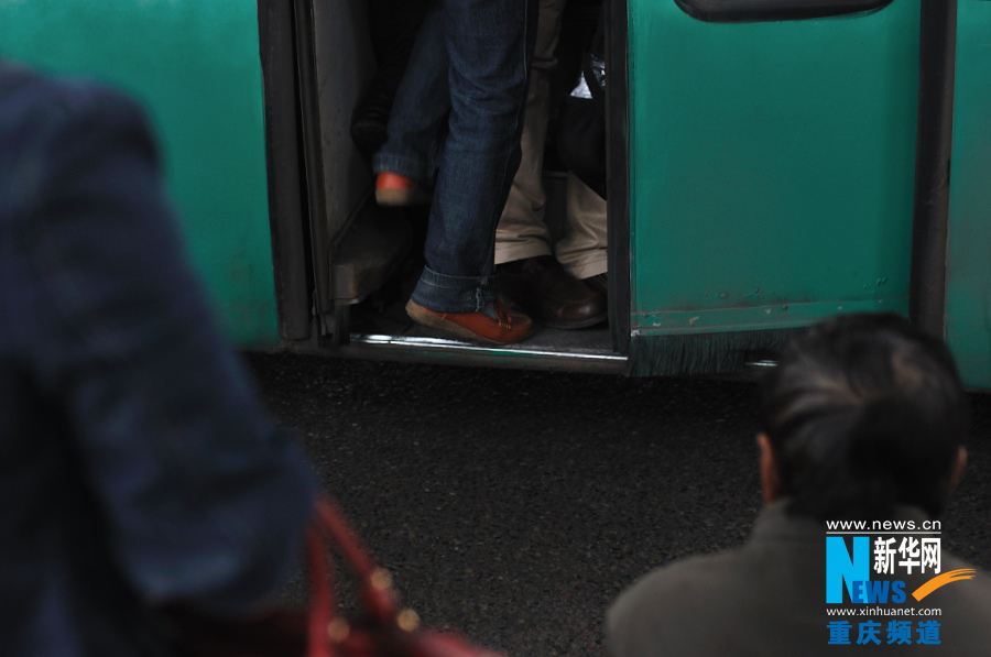 People at the door have to hardly move the body to make the door close. (Xinhua/Li Xiangbo)