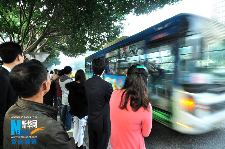 A bus arrives at the stop in the morning in Chongqing. (Xinhua/Li Xiangbo)