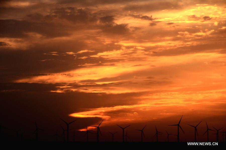 Photo taken on May 23, 2013 shows the scenery of sunset after rainfall in Yumen City, northwest China's Gansu Province, May 23, 2013. (Xinhua/Wan Zongping)