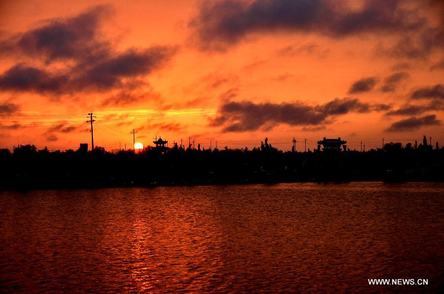 Photo taken on May 23, 2013 shows the scenery of sunset after rainfall in Yumen City, northwest China's Gansu Province, May 23, 2013. (Xinhua/Wan Zongping)