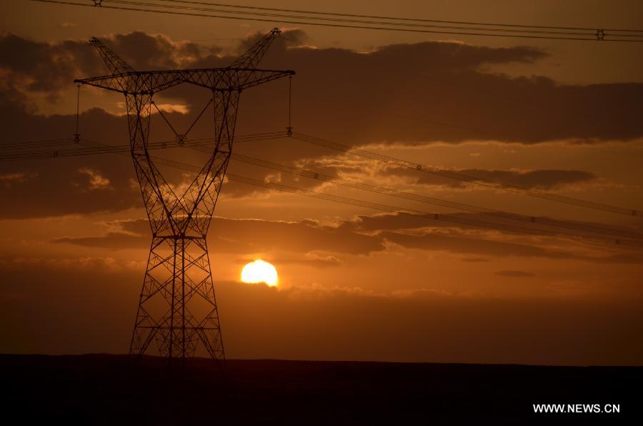 Photo taken on May 23, 2013 shows the scenery of sunset after rainfall in Yumen City, northwest China's Gansu Province, May 23, 2013. (Xinhua/Wan Zongping)