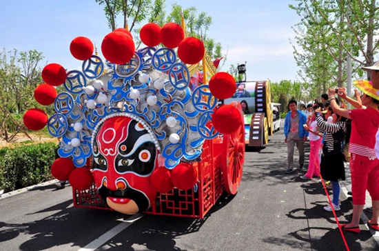 The 9th China International Garden Expo, which opened in Beijing's Fengtai District last Saturday, offers a place where citizens and tourists alike can see miniature replicas of famous buildings from China and around the world on the 500-hectare expo site. Regular cultural activities such as a parade of floats, music and stunt performances are scheduled during the six-month-long event. [Photo: CRIENGLISH.com/Song Xiaofeng] 